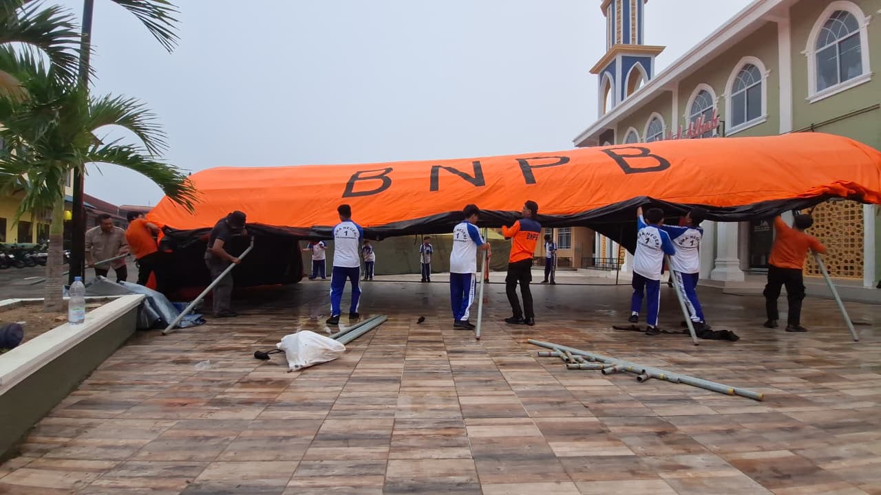 DUKUNG KEGIATAN KEPRAMUKAAN, BPBD KEPRI FASILITASI TENDA PERKEMAHAN SMAN 1 TANJUNGPINANG